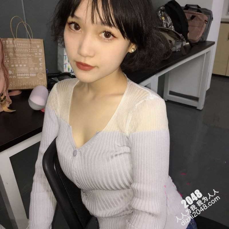 哈尔滨医科大学宁佳~私拍视频流出 母狗戴着眼镜吃鸡吧 一脸享受的样子~