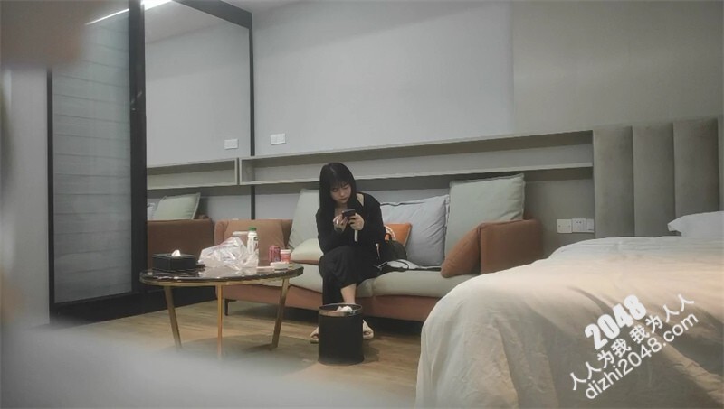 18岁反差婊闺蜜，视觉盛宴帝王视角，新搭档操逼猛哥，肉感小妞骑坐，后入爆操汗流浃背[282.55MB/MP4]