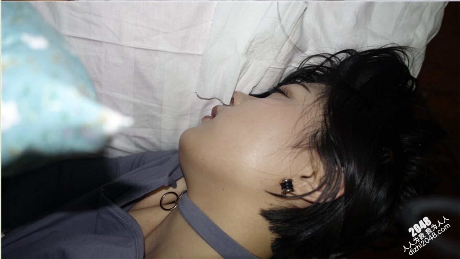 邪恶三人组下药迷翻极品美少妇换上黑丝和肉丝三个人各种姿势轮流操