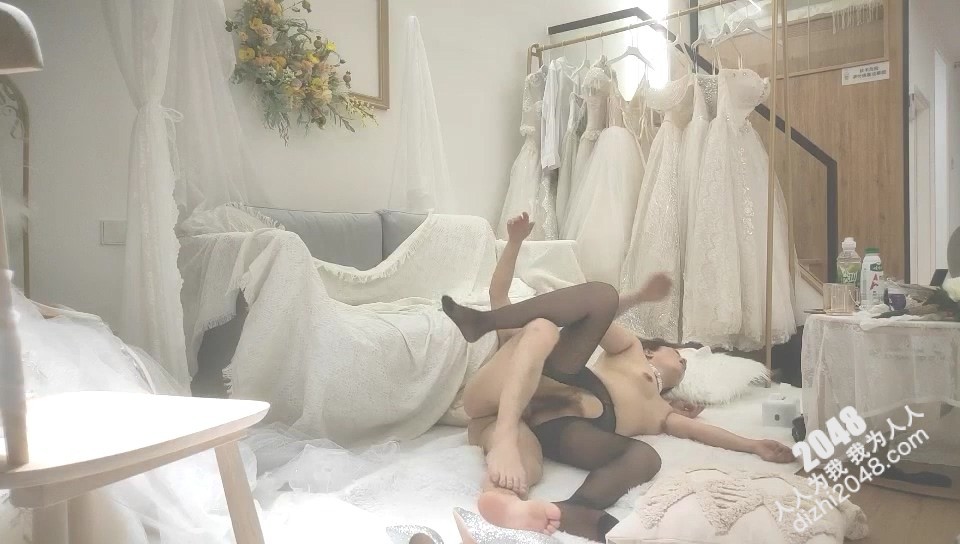 [MP4/852MB]胖子传媒工作室 婚纱店主题约啪良家美少妇穿上婚纱开操，别样刺激