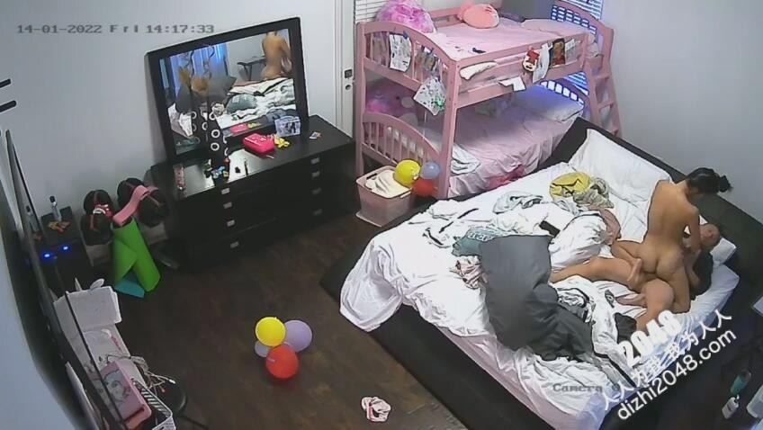 [MP4/357MB]家庭摄像头偷拍 两对夫妻过性生活，镜子里看淫荡表情，很享受
