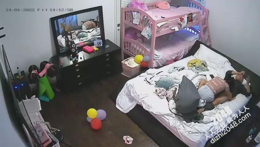 [MP4/357MB]家庭摄像头偷拍 两对夫妻过性生活，镜子里看淫荡表情，很享受