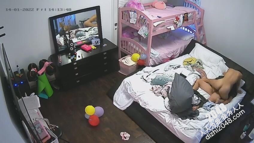 [MP4/357MB]家庭摄像头偷拍 两对夫妻过性生活，镜子里看淫荡表情，很享受