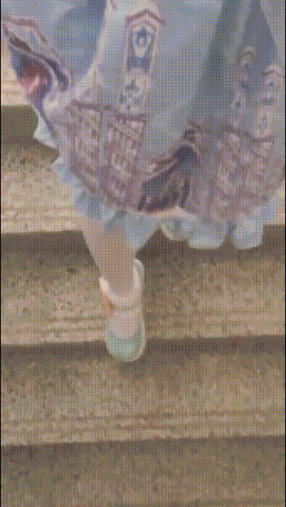 爱尿裤子的白丝Lolita小可爱『尿裤妹』户外公共场所 小骚穴戴上震动跳蛋 被震的受不了 尿的白丝上都是水渍