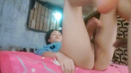 极品小少妇蜜桃允儿穿着情趣装道具玩弄骚逼浪叫呻吟，给大哥69舔弄大鸡巴