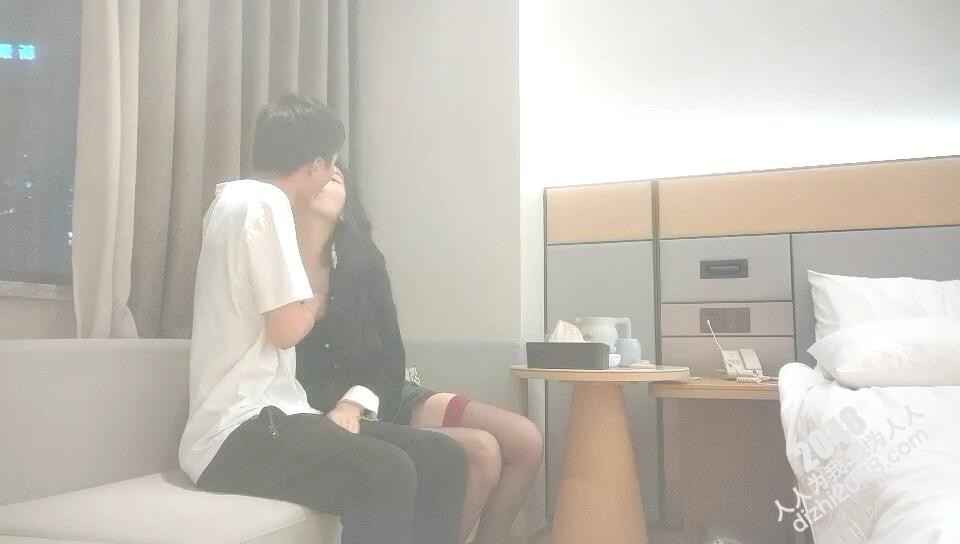 4-14哥是个传说 约啪高挑苗条靓丽外围女神，红丝袜床上更加妩媚性感，后入暴操