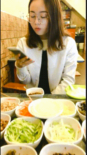 【云盘高质露脸泄密】，文艺眼镜小姐姐，究极反差性爱，脱光床上秒变荡妇
