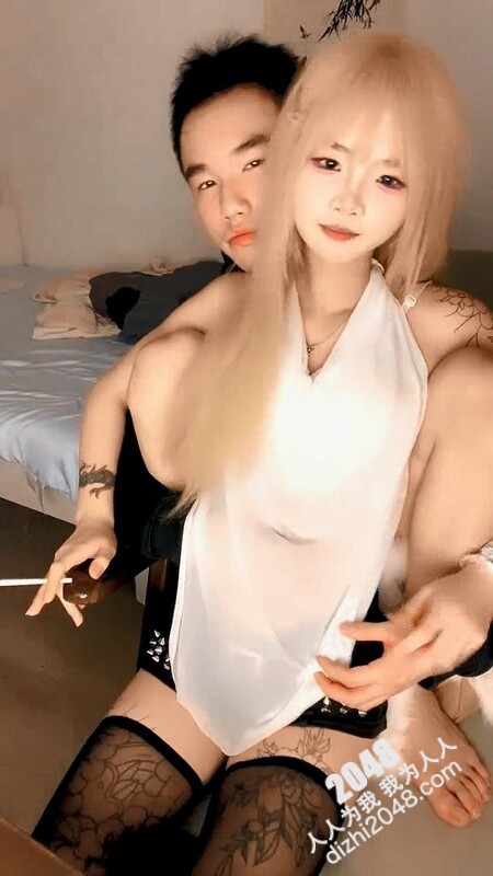 黑丝露脸渣女小太妹跟猥琐纹身小哥激情啪啪简单直接脱光了直接干无套抽插激情上位内射中出