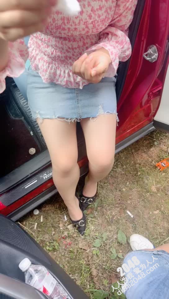 [MP4/ 1.1G] 剧情演绎与嫂子户外艹逼芳草外车内艹逼，狭小的车内肉棒狂艹，战况激烈刺激！
