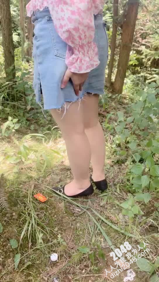 [MP4/ 1.1G] 剧情演绎与嫂子户外艹逼芳草外车内艹逼，狭小的车内肉棒狂艹，战况激烈刺激！