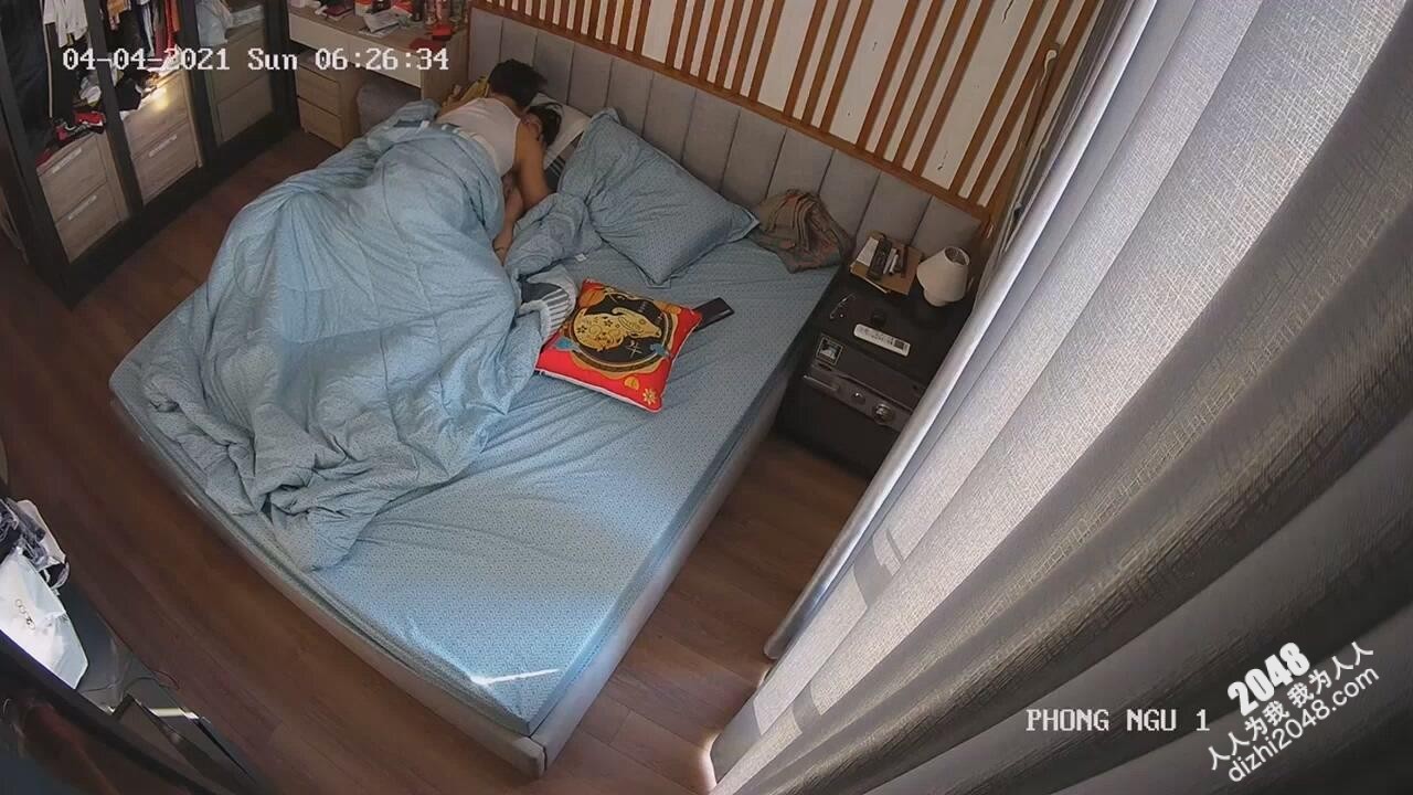 家庭摄像头偷拍 两对夫妻过性生活,镜子里看淫荡表情,很享受