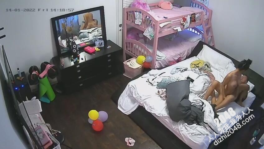 家庭摄像头偷拍 两对夫妻过性生活,镜子里看淫荡表情,很享受