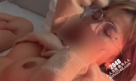 [MP4]眼镜妹太骚了！按在床上干柴烈火疯狂做爱爆操全程高能无尿点