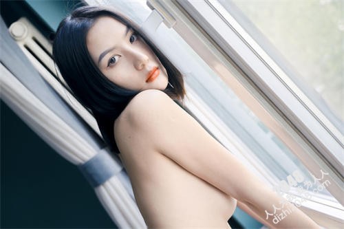 清纯羞涩小女友，外表文静甜美，无毛美穴被舔弄，插进来吧