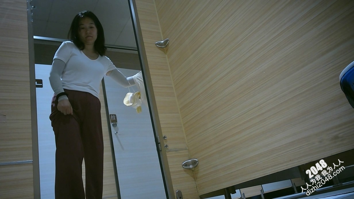 【精品厕拍】臀控必备！商场公共女厕，后位连续偸拍，多位少妇熟女方便，各种浑圆大屁股