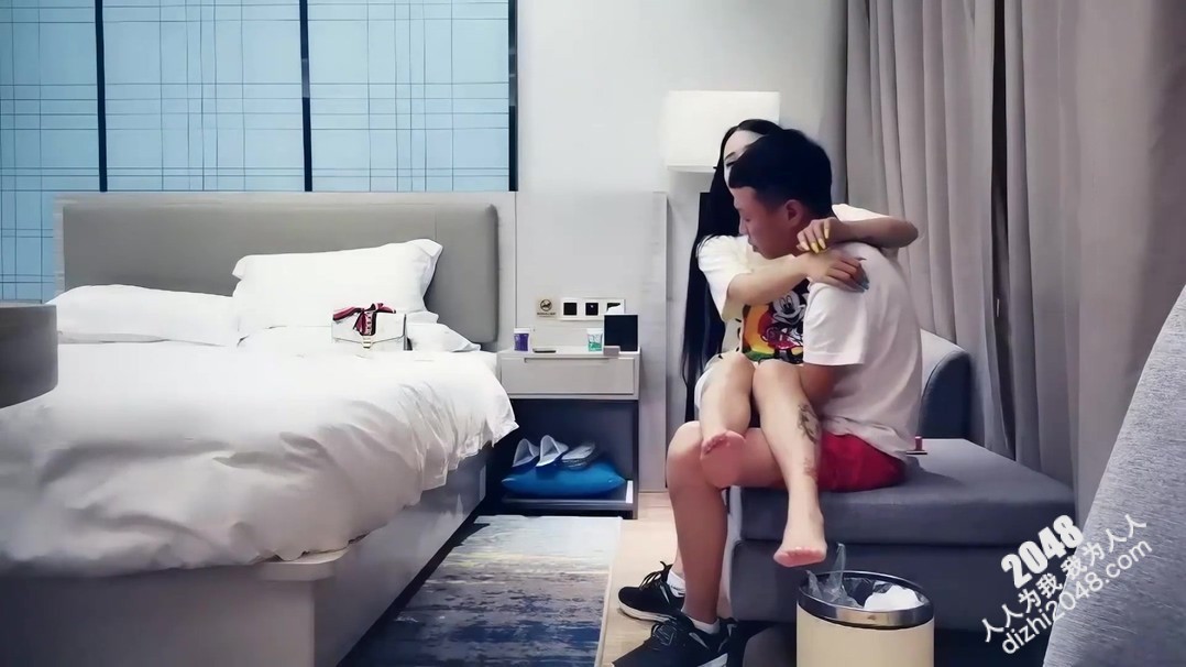 老哥網約腿上紋身網紅外圍小姐姐，性感紅唇美腿，騎在身上互摸解開内衣，主動騎乘