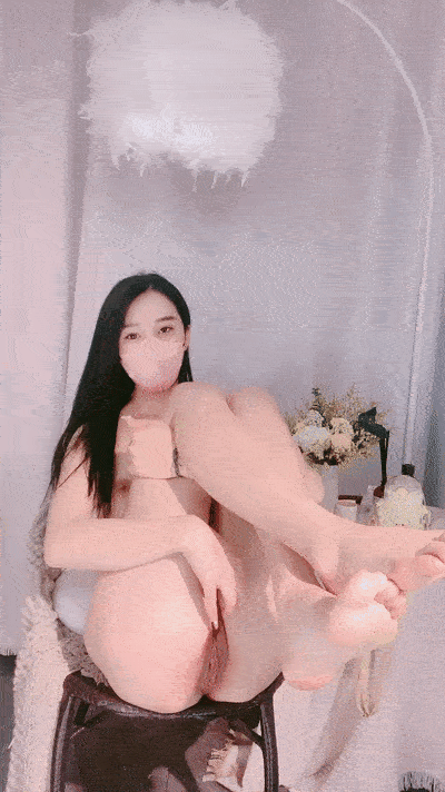 模特级网红女神！长发红唇超性感！顶级美腿全裸自慰，假屌深插超嫩粉穴